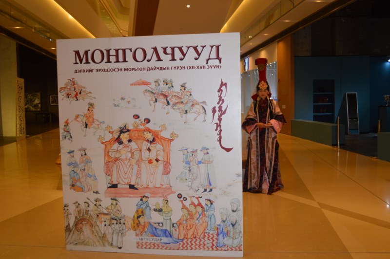 Монголын түүхийг сэргээн зурсан ном Shangri-La дэлгүүрт нээлтээ хийлээ